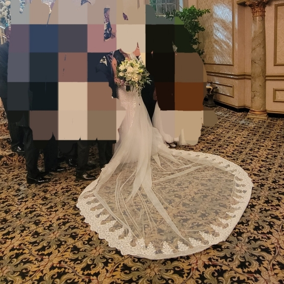 Wedding dress - Picture 2 of 3